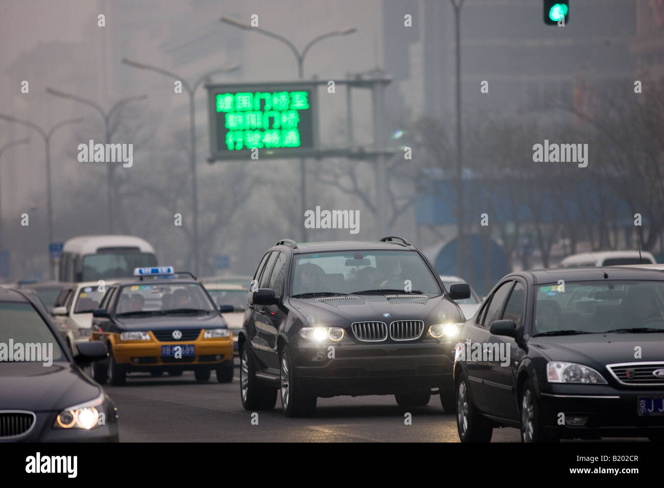Les taxis et trafic lourd créer une congestion et de la pollution atmosphérique sur la rue principale de Beijing Chang An Avenue Chine Banque D'Images