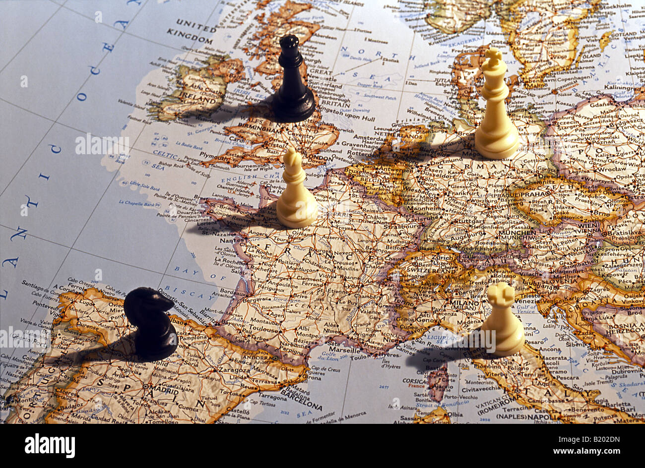Pièces des échecs sur le plan de l'Europe Banque D'Images Pièces des échecs sur le plan de l'Europe Banque D'Images