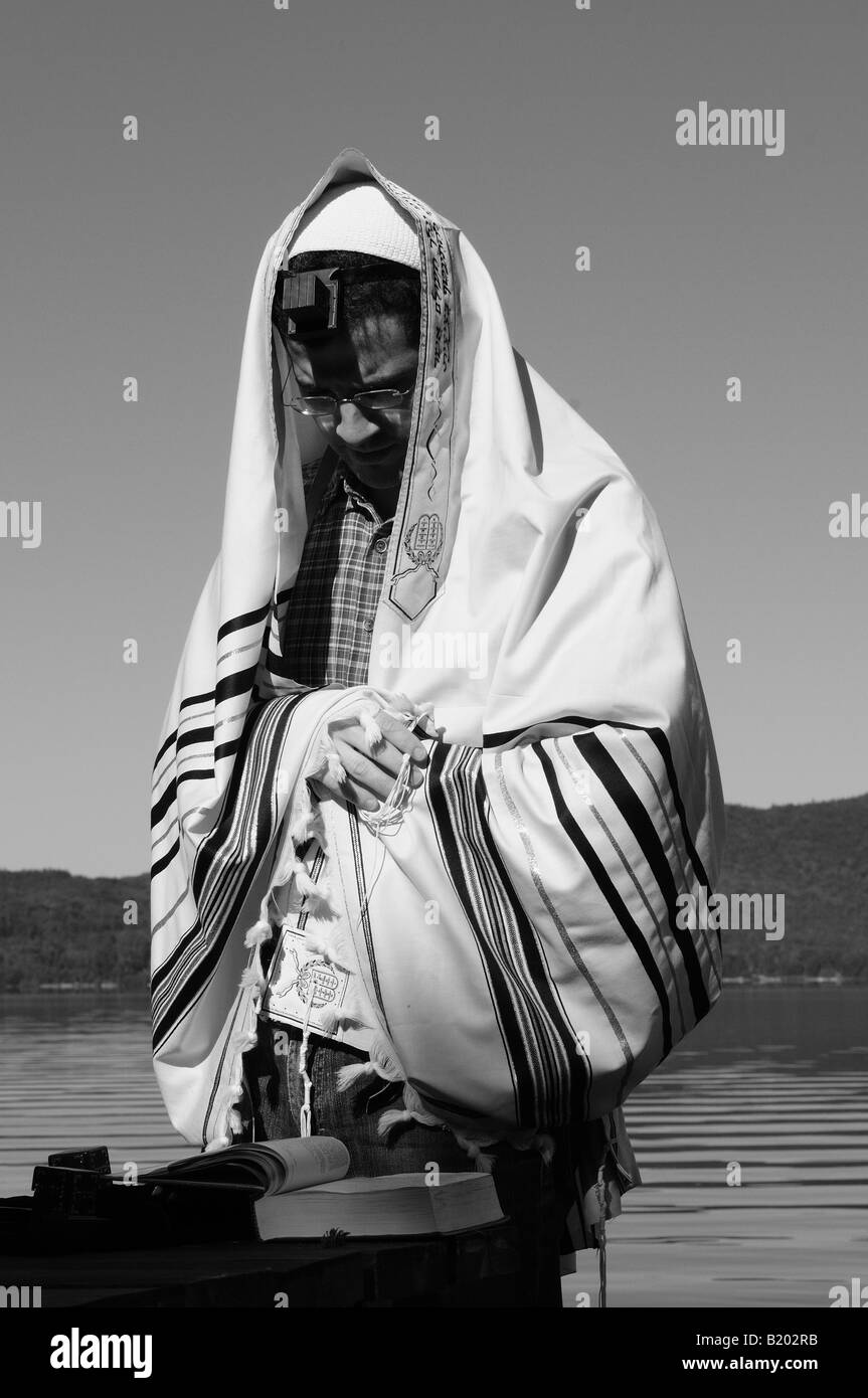 Homme juif portant un tefillin Banque de photographies et d’images à haute résolution Alamy