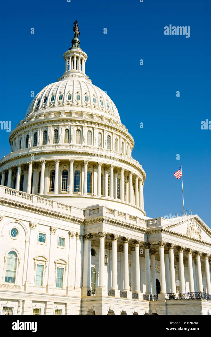 WASHINGTON, DC, États-Unis — le Capitole des États-Unis se dresse majestueusement sur la colline du Capitole, son dôme emblématique s'élevant au-dessus des ailes est et ouest qui abritent le Sénat et la Chambre des représentants. Ce chef-d'œuvre néoclassique, siège du Congrès américain, sert de siège à la branche législative du gouvernement fédéral. Son extérieur blanc saisissant et sa grande architecture en font l'un des symboles les plus reconnaissables de la démocratie et de la gouvernance américaines. Banque D'Images