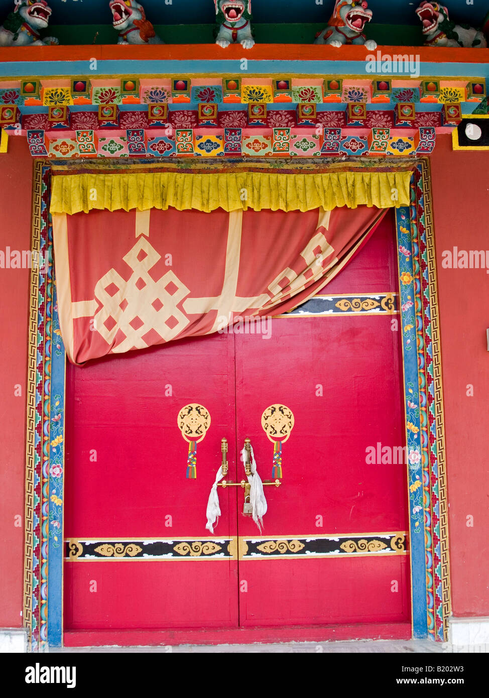 Les modèles et couleurs sur monastère bouddhiste tibétain porte dans le Sikkim Inde Banque D'Images