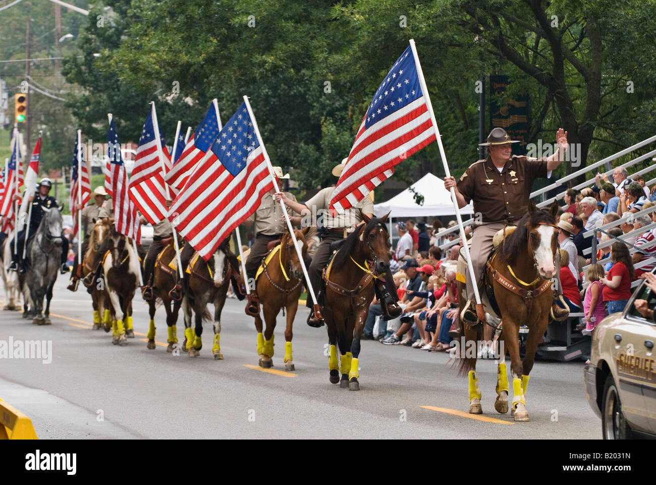 Shérif de comté de patrouille à cheval portant des drapeaux américains à Independence Day Parade Corydon Indiana Banque D'Images