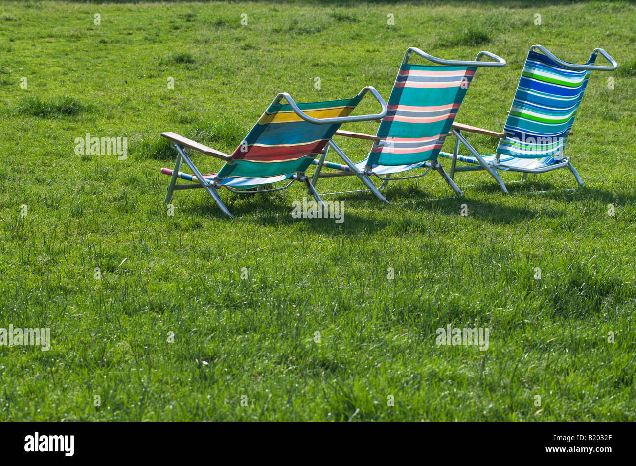 Chaises de plage mis en place dans le parc à Boston un jour d'été. Banque D'Images