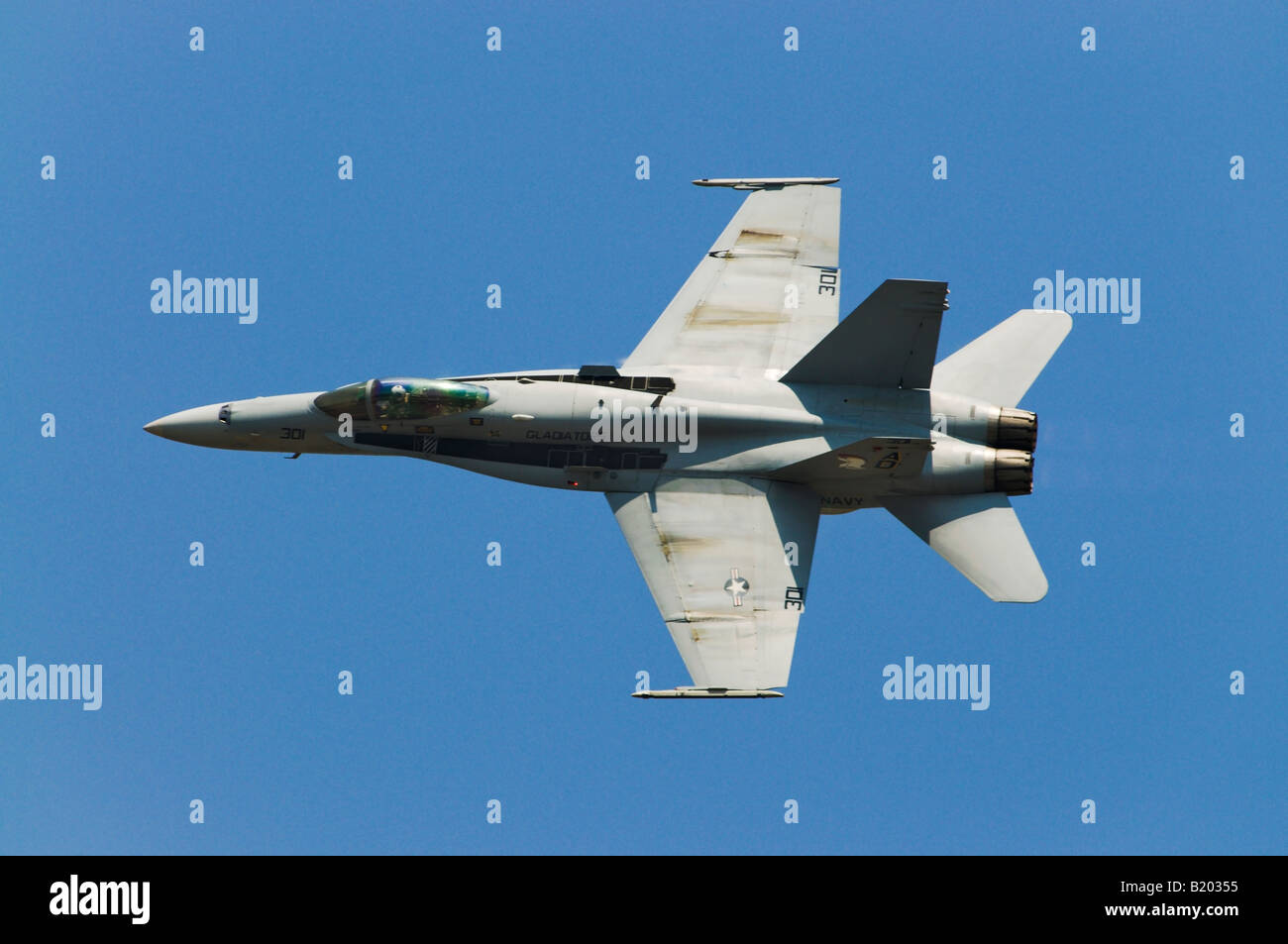 Un Boeing F/A-18 vole à un spectacle aérien à Quonset Point RI. Banque D'Images