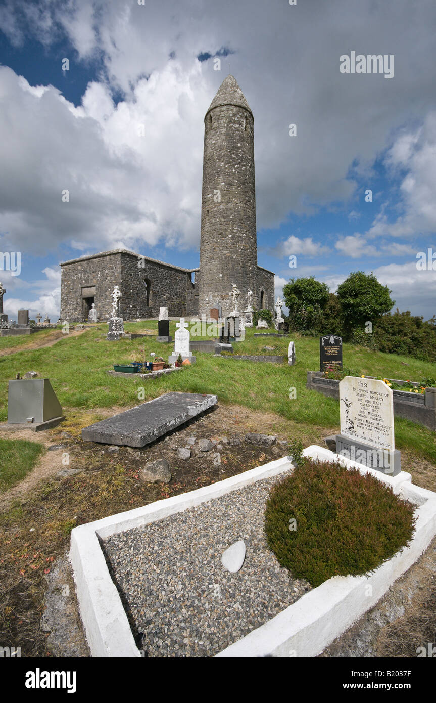 Roundtower, église et le cimetière de Turlough, Comté de Mayo, Irlande Banque D'Images