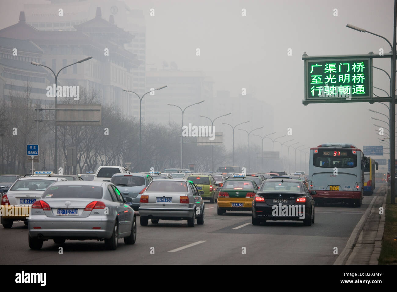 Les taxis et trafic lourd créer une congestion et de la pollution atmosphérique sur la rue principale de Beijing Chang An Avenue Chine Banque D'Images