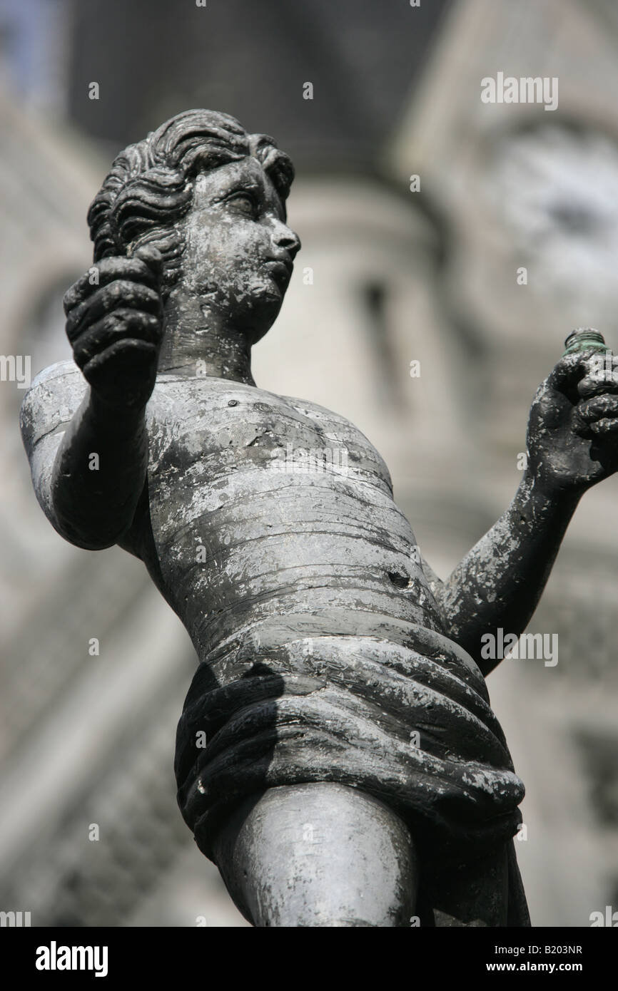 Ville d'Aberdeen, en Écosse. La statue de Mannie Castlegate bien avec la Maison de Ville Tour de l'horloge à l'arrière-plan. Banque D'Images