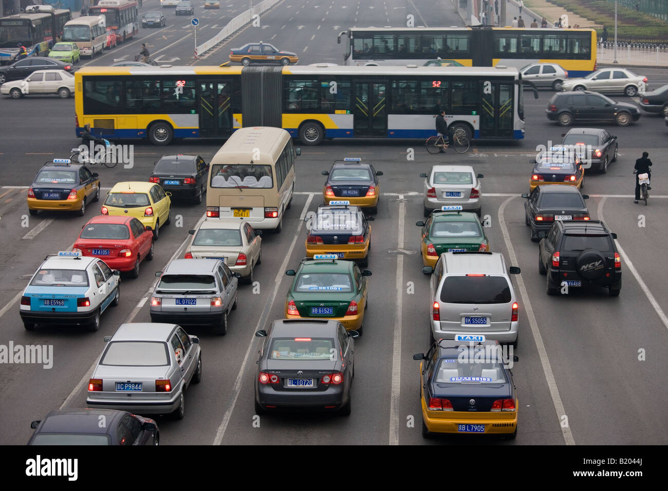 Bendybus et la congestion du trafic lourd sur l'avenue Chang An Street Beijing Chine Banque D'Images