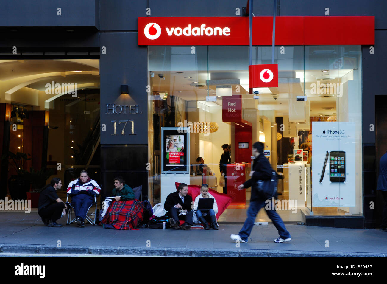 En dehors de la file d'acheteurs Vodafone magasin d'Auckland en Nouvelle-Zélande pour être certains des premiers au monde à posséder l'iPhone d'Apple Banque D'Images