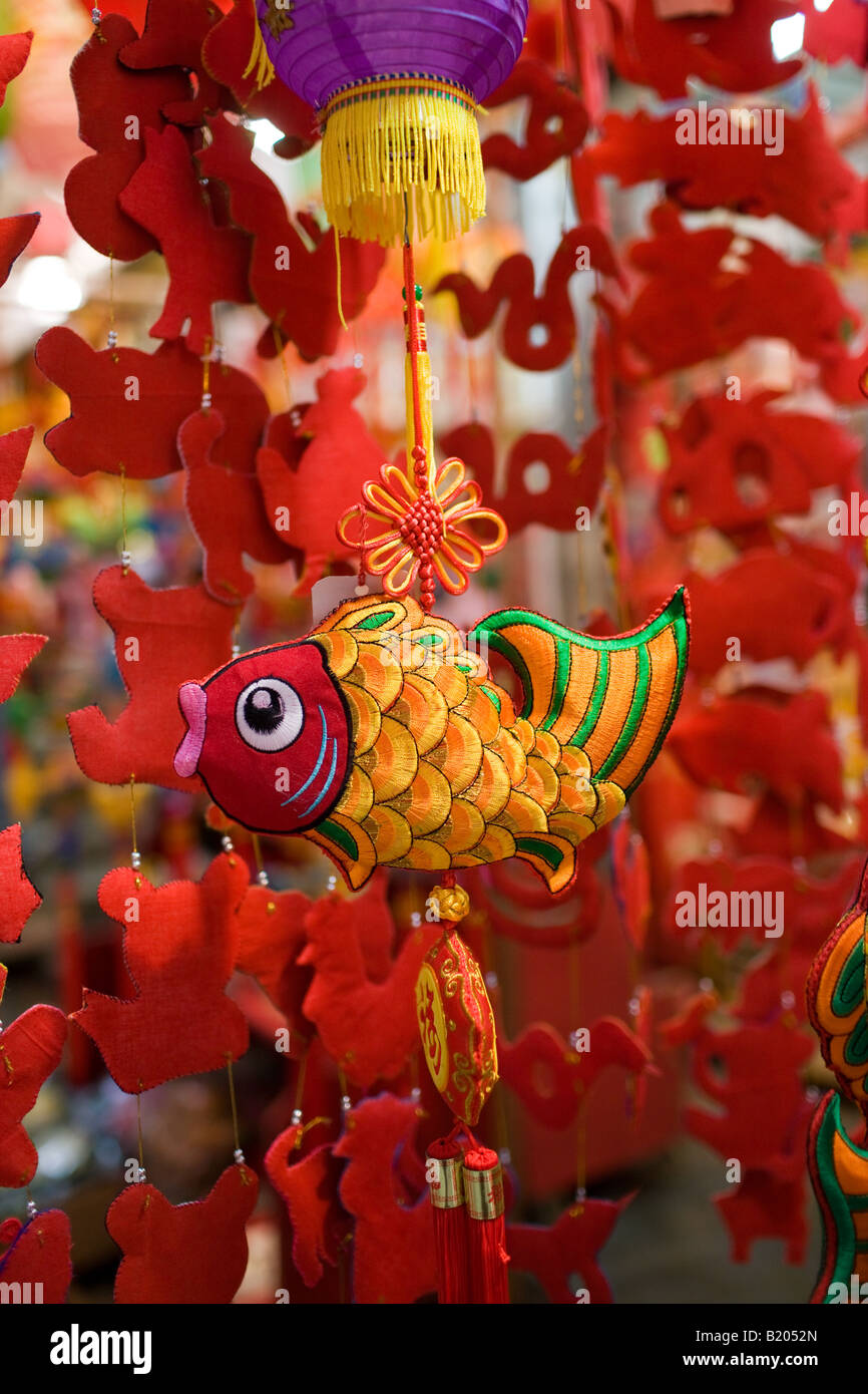 Ornements mobiles suspendus en vente dans un marché de rue près de la station de métro Sheung Wan Hong Kong, Chine Banque D'Images