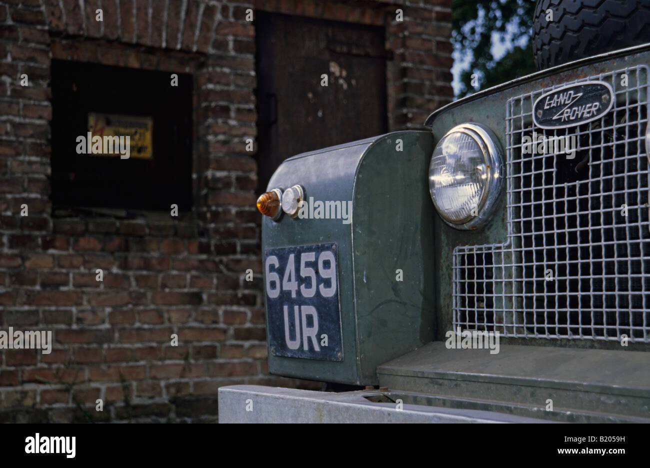 Très original et les tâches d'une série 21962 Land Rover 88 Essence 2,25 en bronze foncé vert. Location de presse disponibles. Banque D'Images