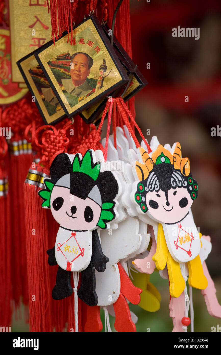 Souvenirs y compris le président Mao Keyrings et non officielles mascottes olympiques 2008 en vente à Mont Baoding Chine Banque D'Images