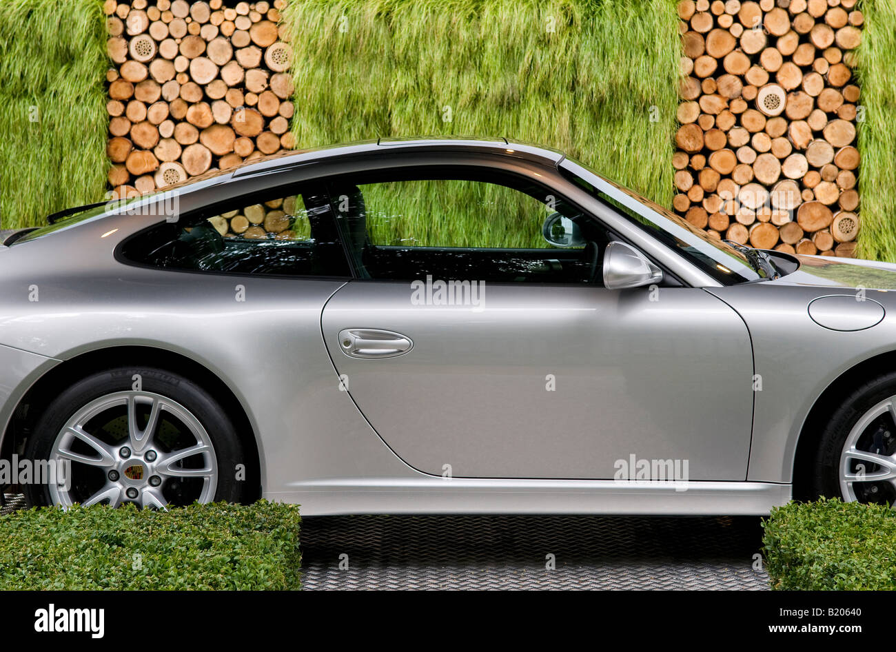 Moteur de voiture de sport Porsche 911 dans l'allée de jardin Banque D'Images