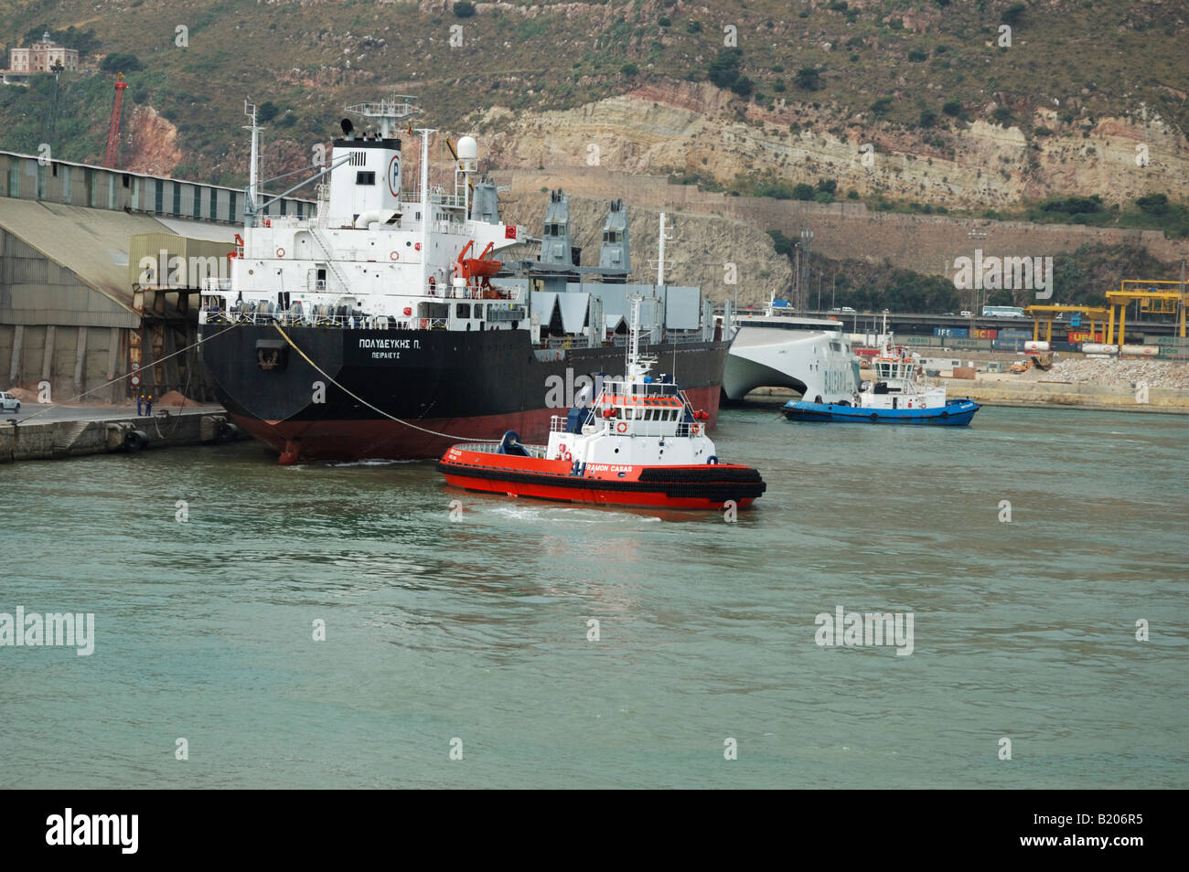 Deux remorqueurs espagnol préparer pour aider un cargo grec quitte le quai commercial à Barcelone Banque D'Images