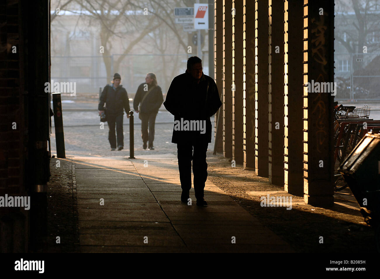 Homme marchant sous un pont, Berlin, Allemagne Banque D'Images