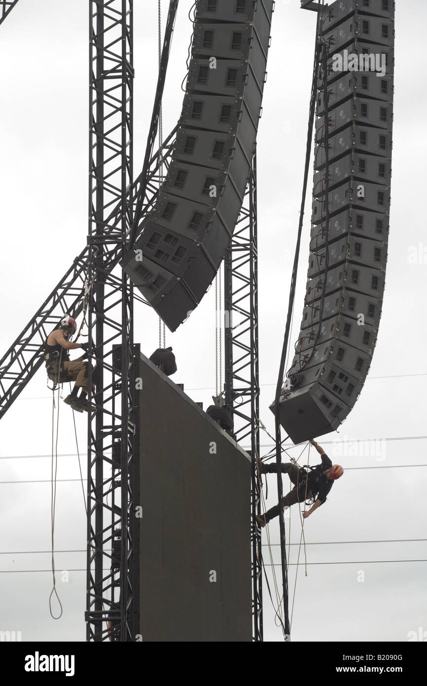 Les grimpeurs fixant les haut-parleurs sur la scène de la pyramide. Glastonbury Festival 2008 Banque D'Images