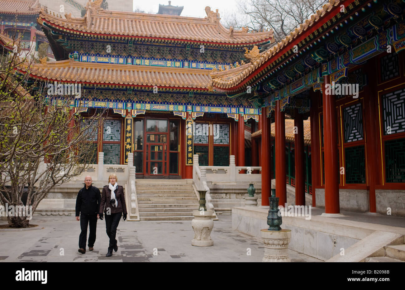 Les touristes de l'Ouest à l'Encens bouddhiste au Palais d'été Pavillon Chine Beijing Banque D'Images