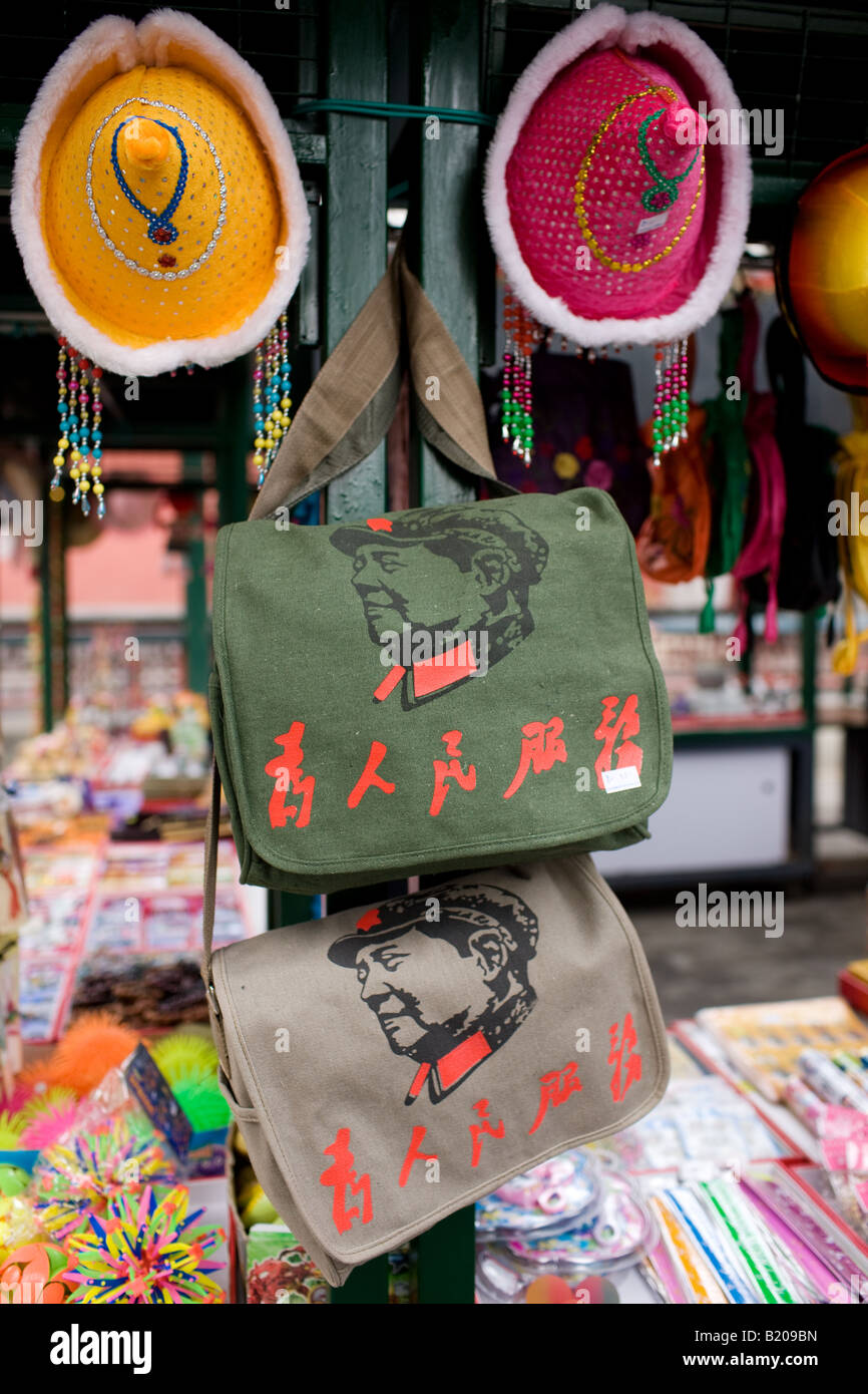 Décrochage souvenirs imprimés sacs de vente avec des portraits de Mao Beijing Chine Banque D'Images