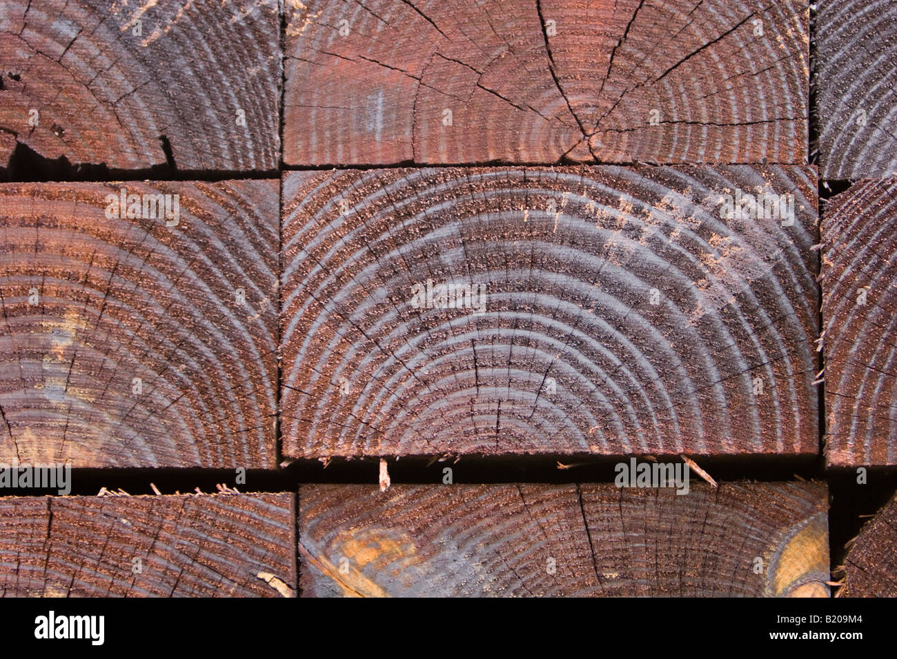 La texture créée par une pile pile de traverses en bois Banque D'Images