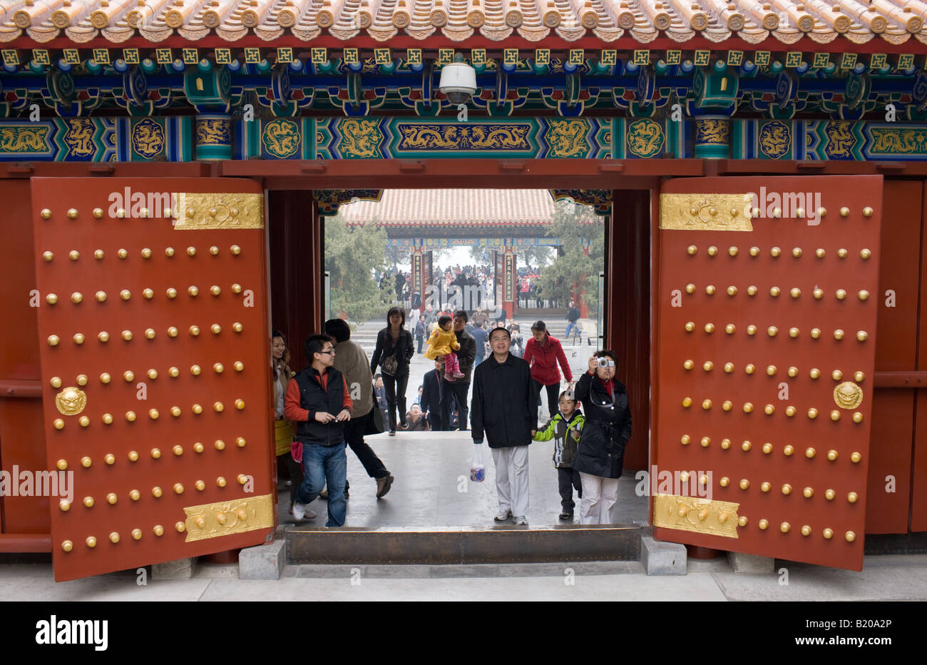 Les touristes sont à l'entrée à la tour d'encens bouddhiste au Palais d'été Chine Beijing Banque D'Images