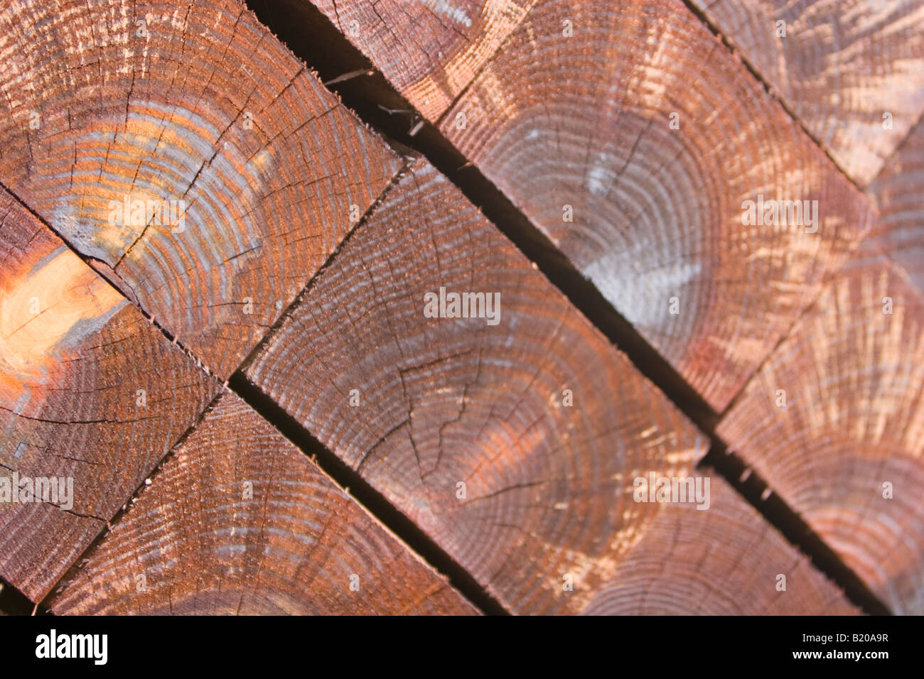 La texture créée par une pile pile de traverses en bois Banque D'Images
