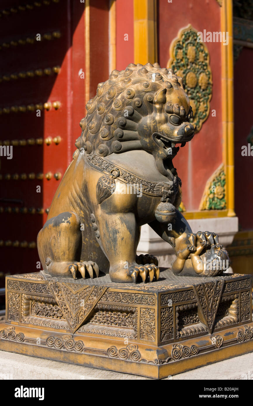Statue de lion femelle dorée avec lion cub sous paw dans le Palais impérial de la Cité Interdite Pékin Chine Banque D'Images Statue de lion femelle dorée avec lion cub sous paw dans le Palais impérial de la Cité Interdite Pékin Chine Banque D'Images