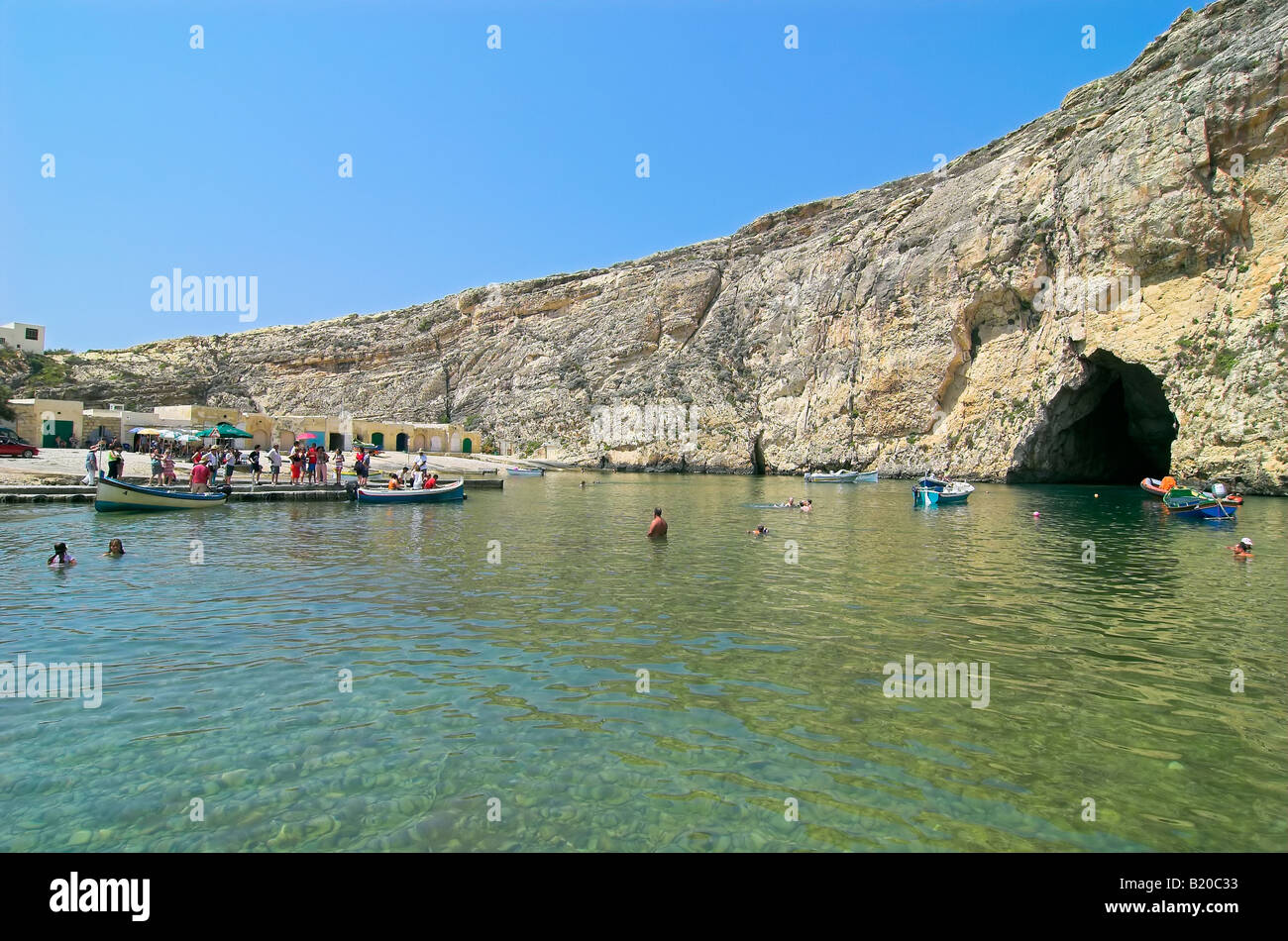 Mer intérieure avec la grotte dans l'arrière-plan à Dwejra Point sur l'île de Gozo, Malte Banque D'Images