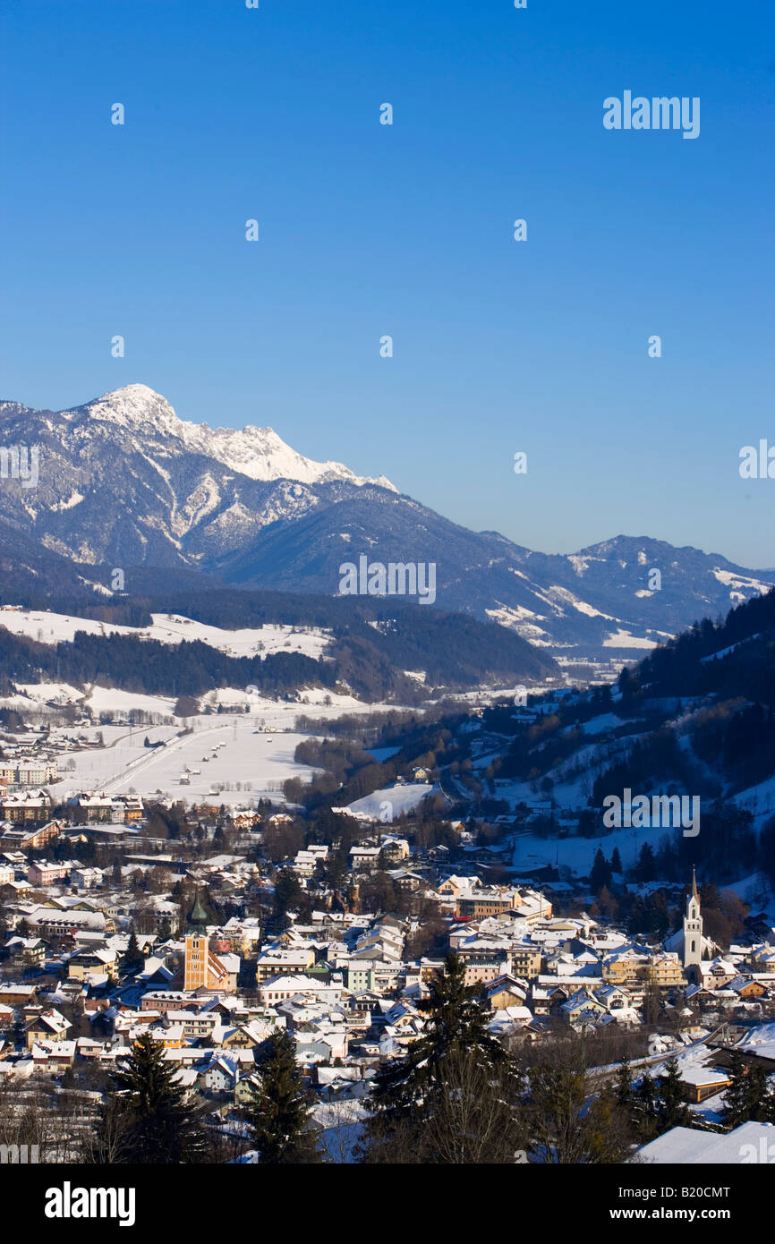 Vue sur Schladming couvertes de neige au sommet de l'Dachsteinregion au horizon Schladming Styrie Autriche Ski Amade Banque D'Images