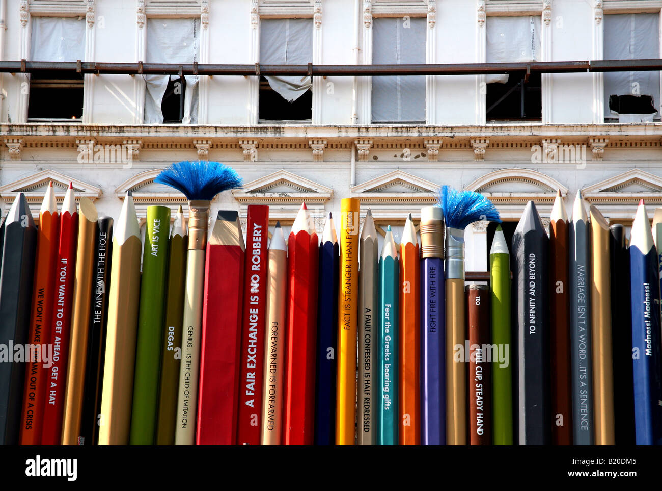 Crayons et pinceaux géants décorer Londres chantier Banque D'Images