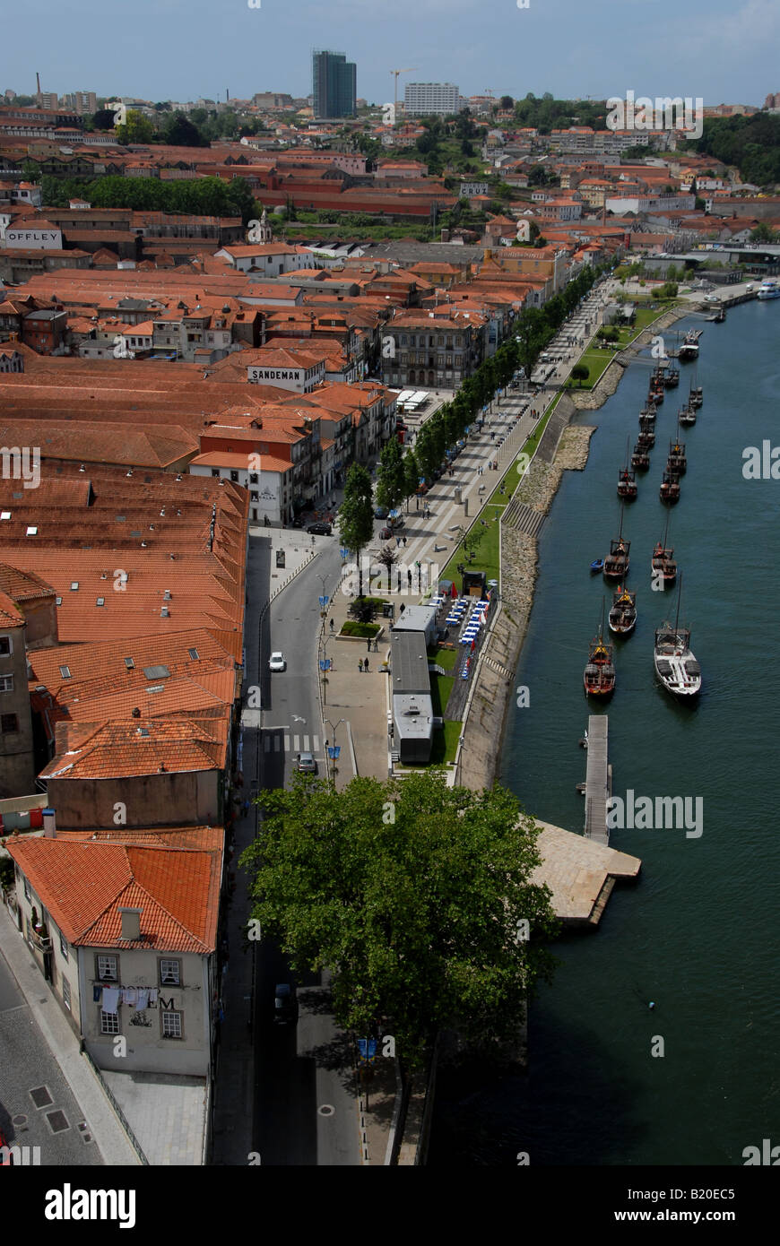 Avis de Vila Nova de Gaia et son district port wine lodges outre le fleuve Douro à Porto, Portugal Banque D'Images
