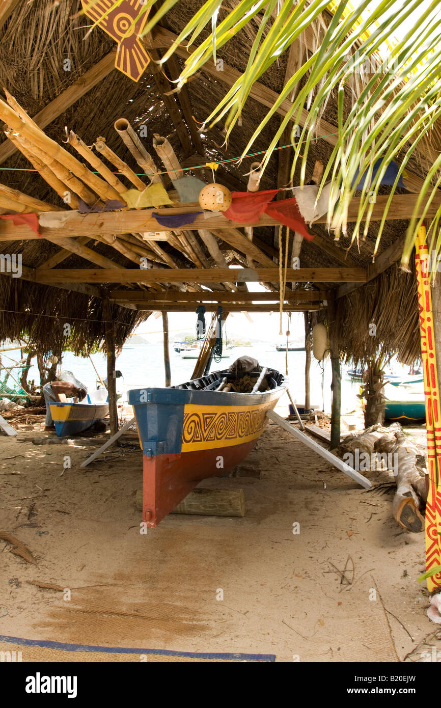 Pirogues à voile traditionnel des Caraïbes dans le travail faite sur la plage Banque D'Images