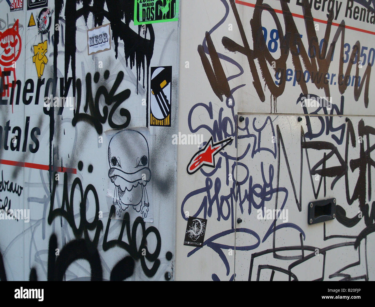 Art urbain, tags, les vandales, les graffitis, le vandalisme, vandalisé, pulvérisateur, l'écriture, Banksy, street art, pochoir, l'énergie, noir, blanc Banque D'Images