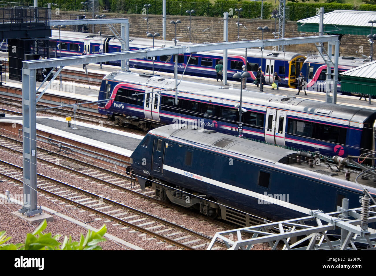 La gare de Waverley dans le centre-ville d'Édimbourg - National Express et les trains Scotrail sur les plates-formes dans la gare Banque D'Images