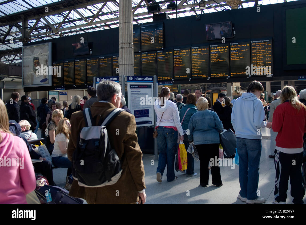 La gare de Waverley dans le centre-ville d'Édimbourg - le portail de la plate-forme et les tableaux d'arrivée et de départ Banque D'Images
