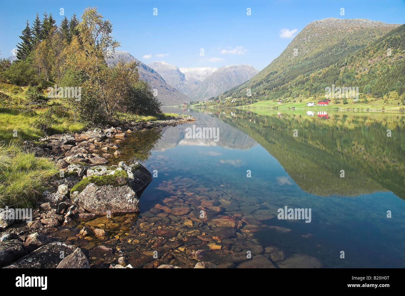 Lac à Svedal, Sognefjord, la Norvège avec Reflet de glacier Banque D'Images
