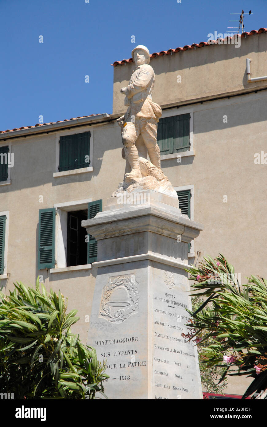 Monument commémoratif de guerre à Porto en Corse du nord. Dédié à ceux qui sont morts pour la France. Banque D'Images