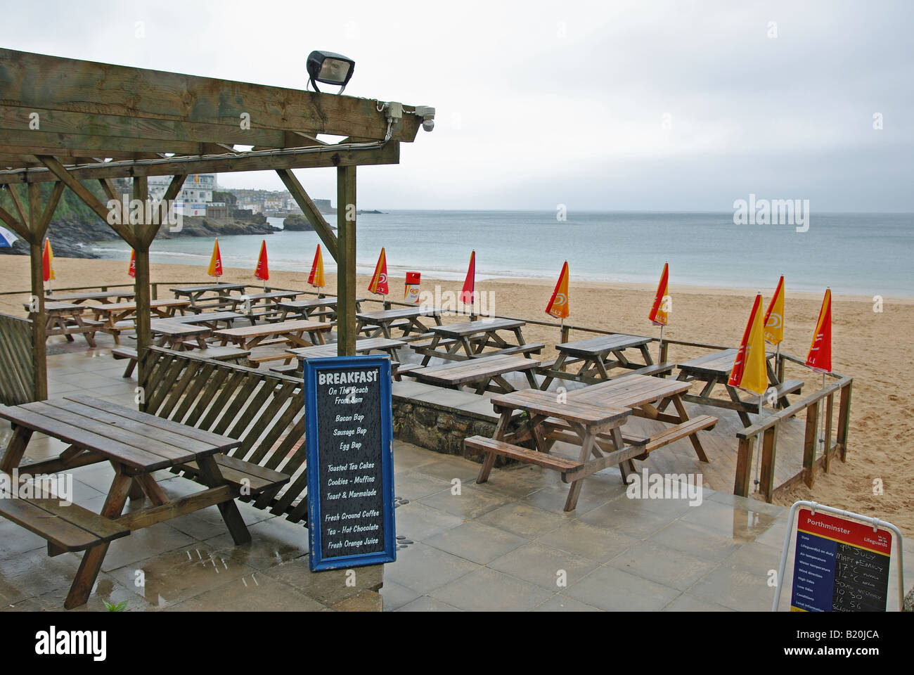 An empty beach cafe à st.ives cornwall,uk,sur un jour d'été pluvieux Banque D'Images