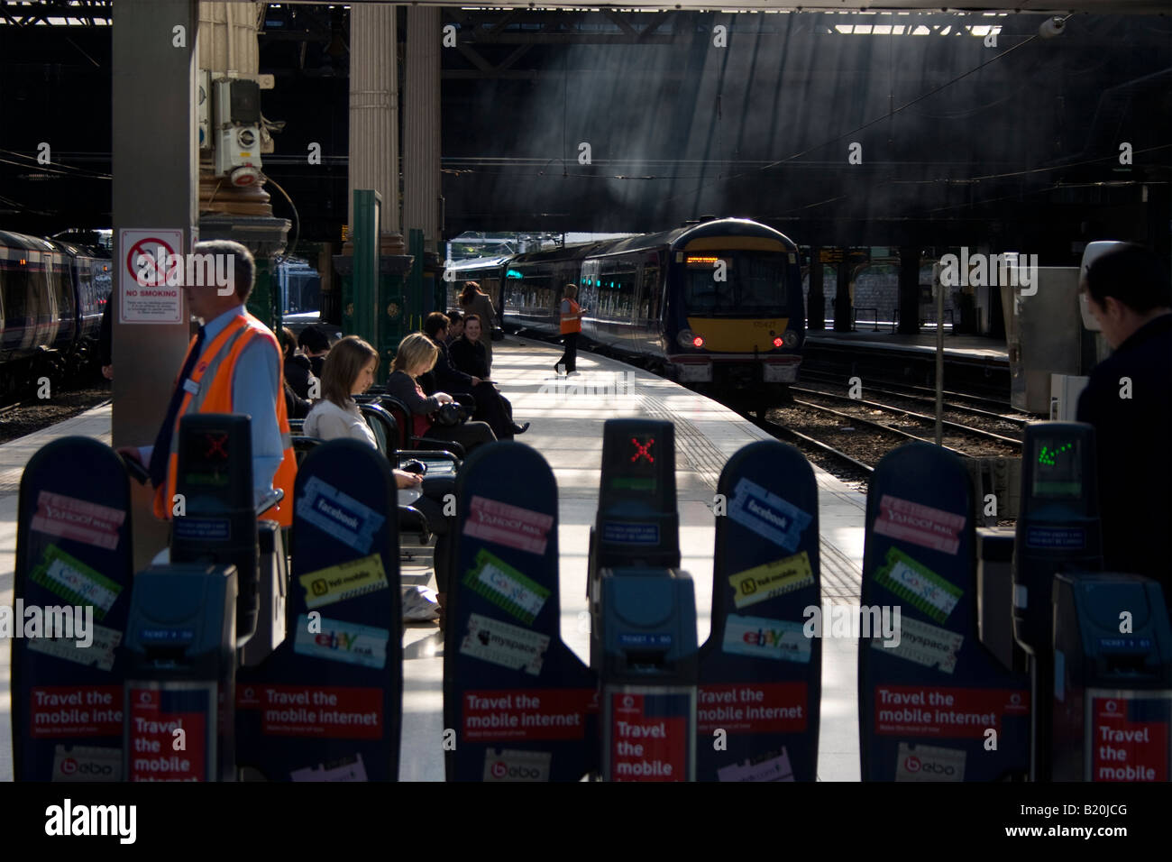 La gare de Waverley dans le centre-ville d'Édimbourg - le portail de la plate-forme avec la station de train Banque D'Images