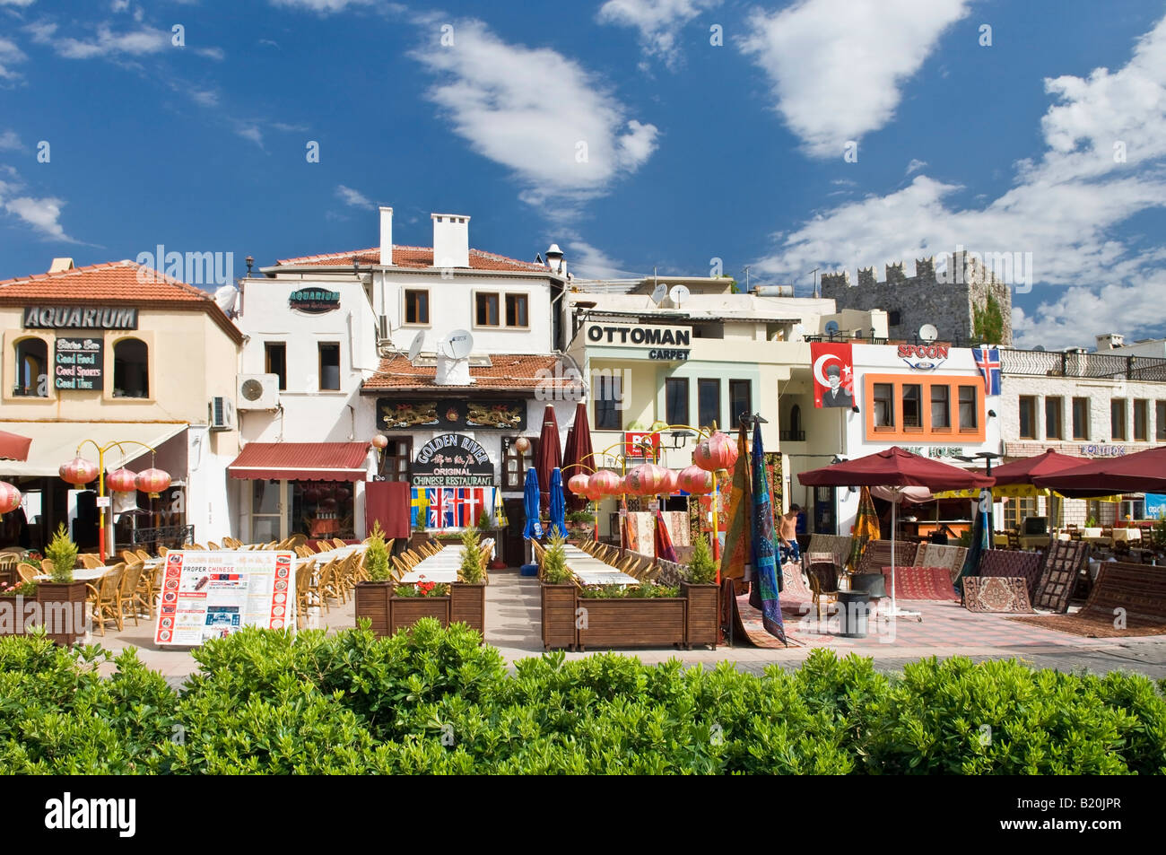 Turc colorés de boutiques le long de la promenade au bord de mer à Marmaris Mugla Turquie Banque D'Images