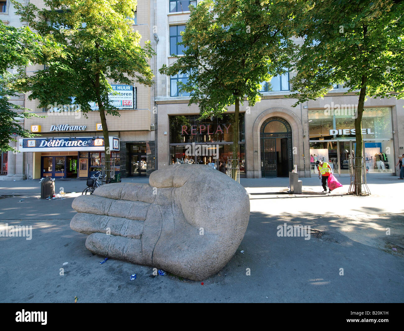 Grosse main sculpture sur la rue commerçante Meir à Anvers il symbolise l'origine du nom de la ville Banque D'Images