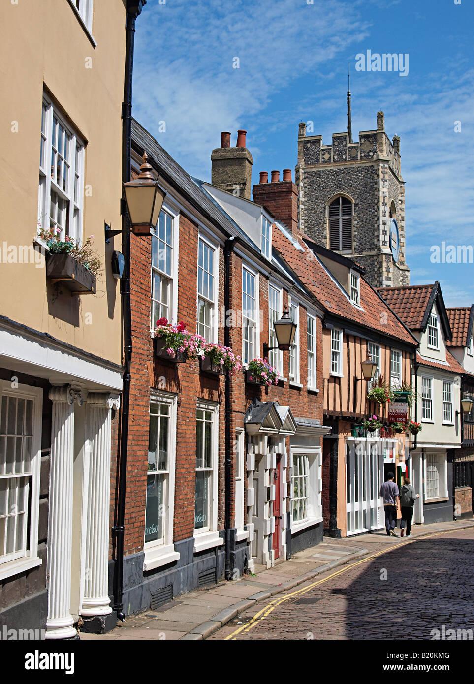 Maisons sur Princes Street Norwich AVEC VUE SUR ST GEORGES TOMBLAND DERRIÈRE L'ÉGLISE NORFOLK ENGLAND UK Banque D'Images
