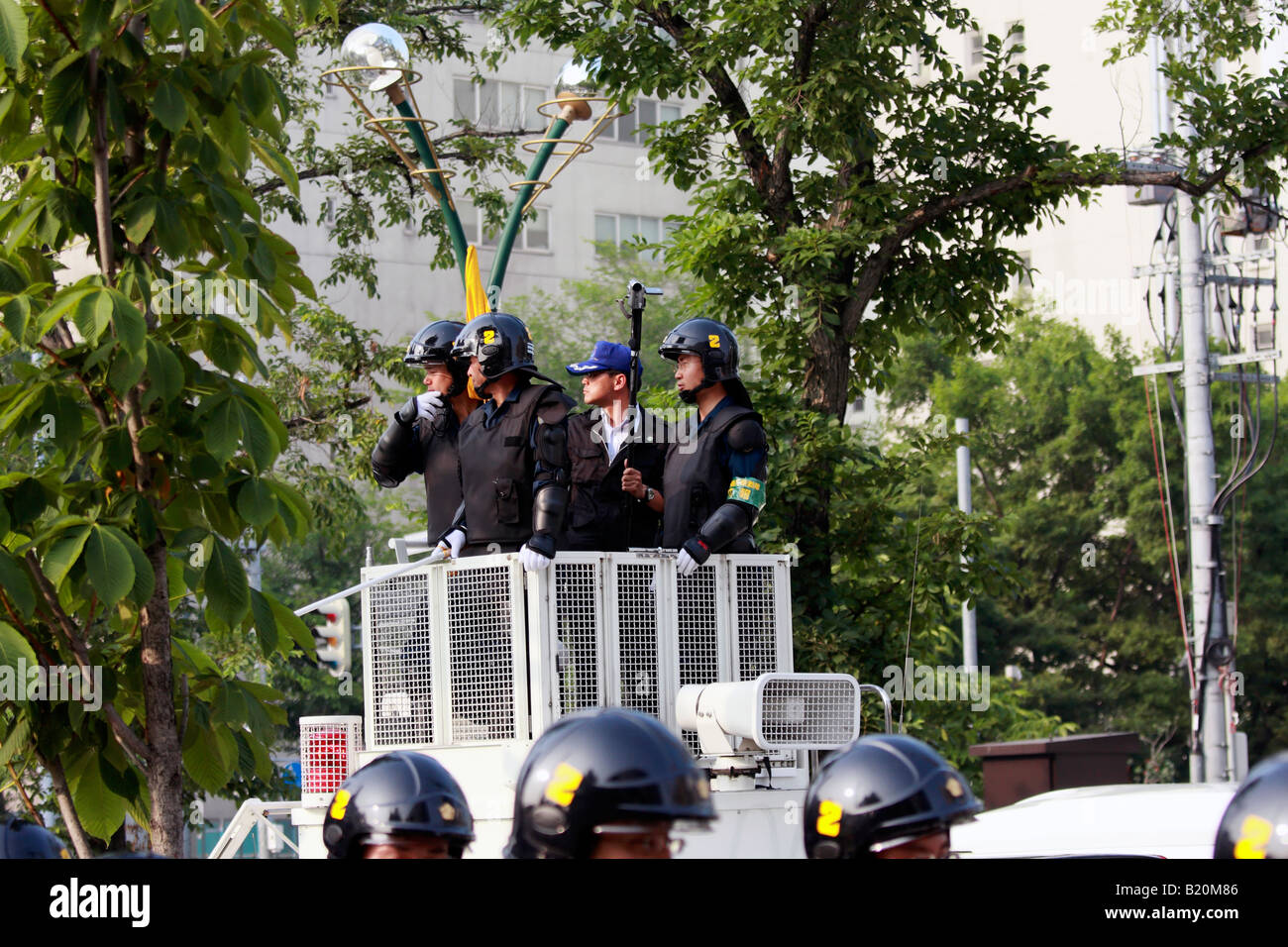 Les agents de police japonaise en tenue de combat au sommet du G8 à Sapporo. Banque D'Images