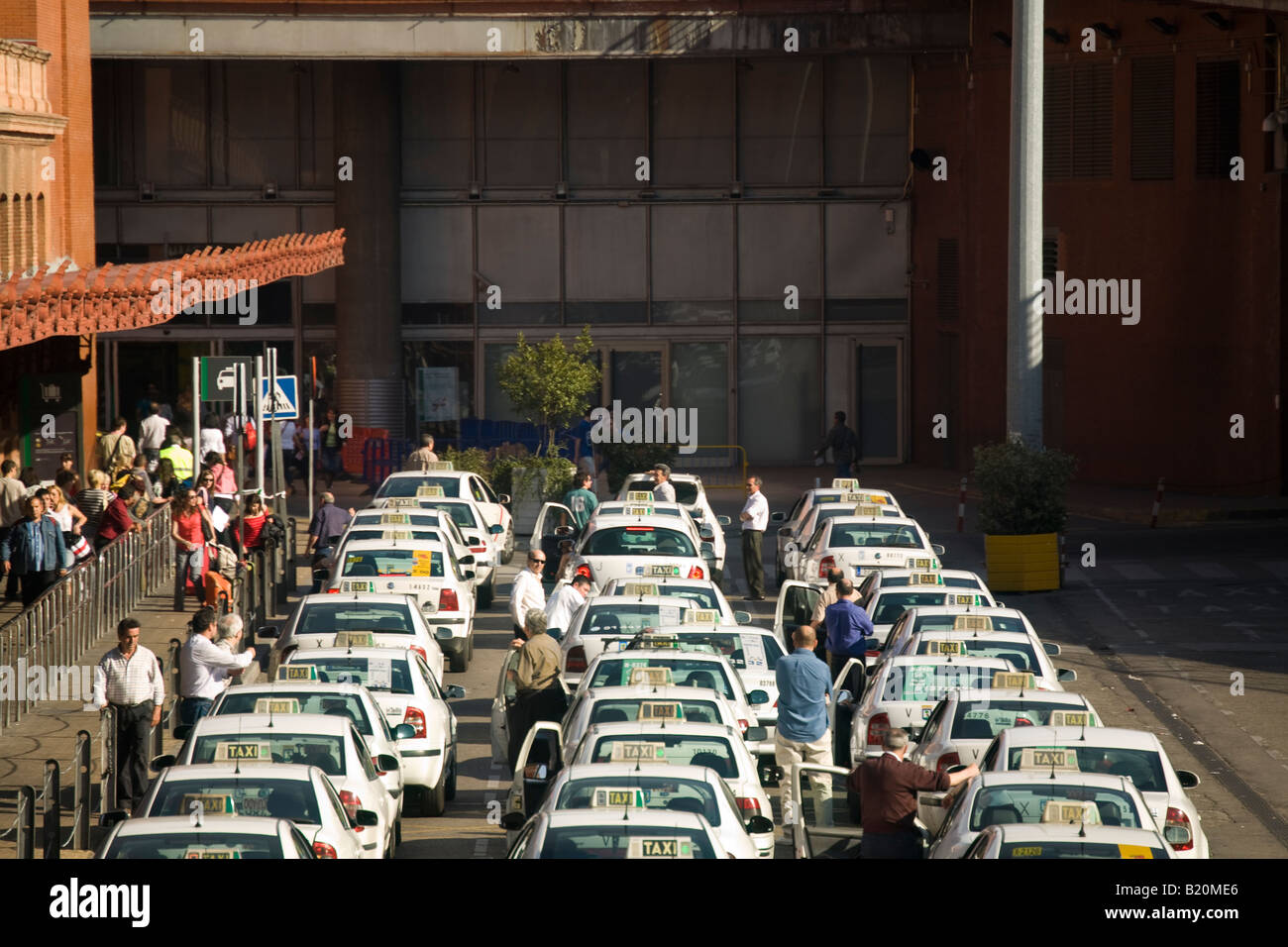 Espagne Madrid Lignes de taxis attendent devant la gare d'Atocha Banque D'Images