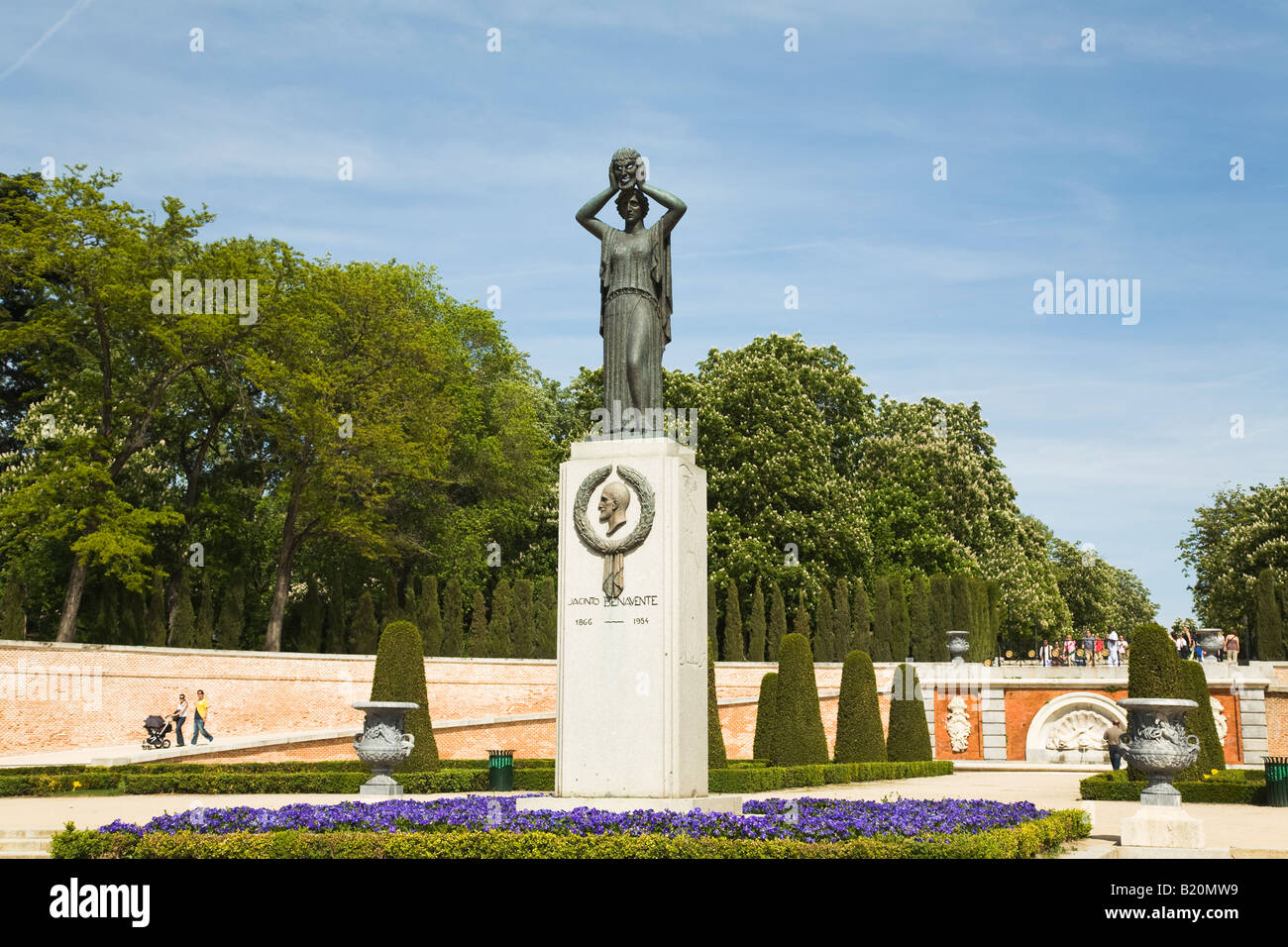 Espagne Madrid on marche sur un trottoir dans les jardins dans le parc du Retiro Parque del Buen Retiro arbustes et fleurs sculptées Banque D'Images