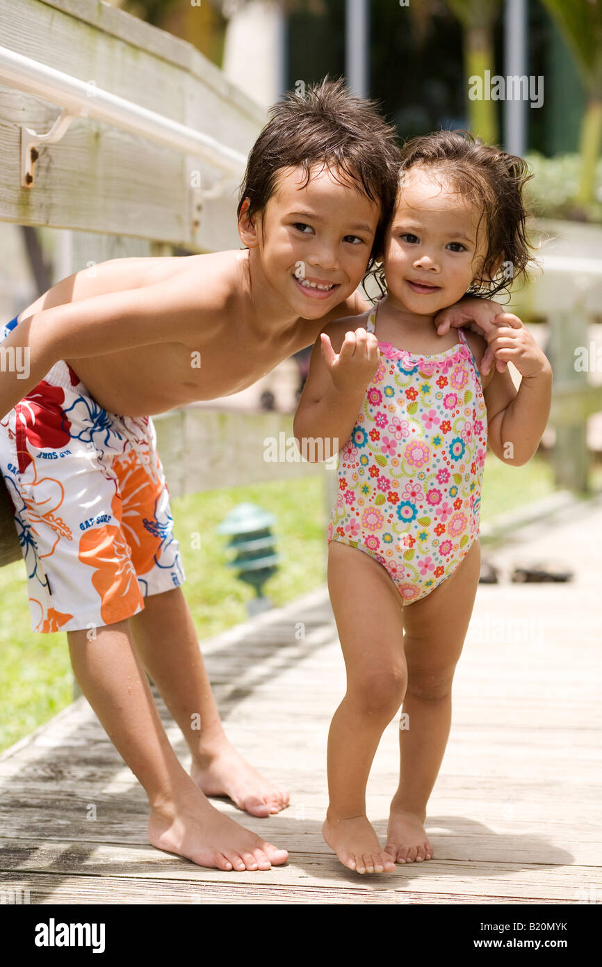Jeune garçon et fille dans leurs maillots hugging Banque D'Images