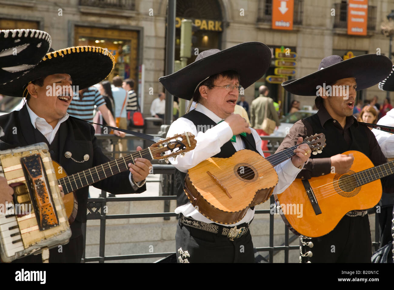 Espagne Madrid Membres de mariachis chantant et jouant de la guitare électrique sur la Plaza del Sol, musique et costumes traditionnels mexicains Banque D'Images
