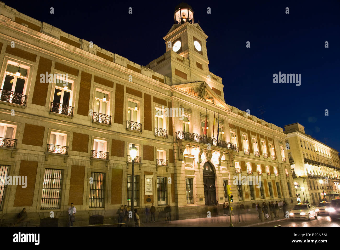 Espagne Madrid administration building at night with blurred traffic in Puerto del Sol Banque D'Images