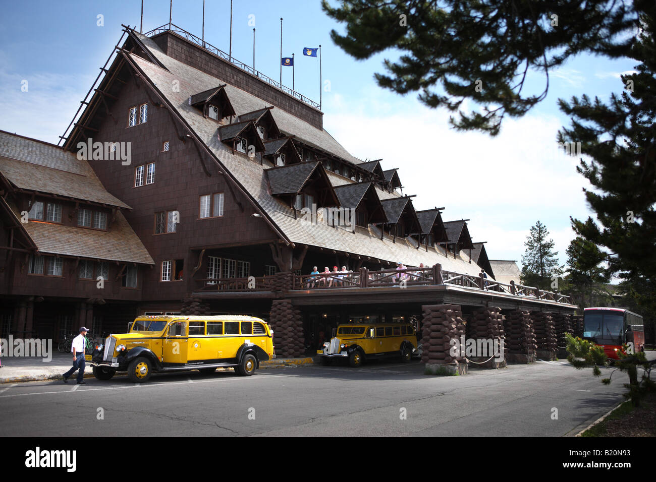 Un parc de Yellowstone vintage restauré tour bus en face de l'Old Faithful Inn Banque D'Images