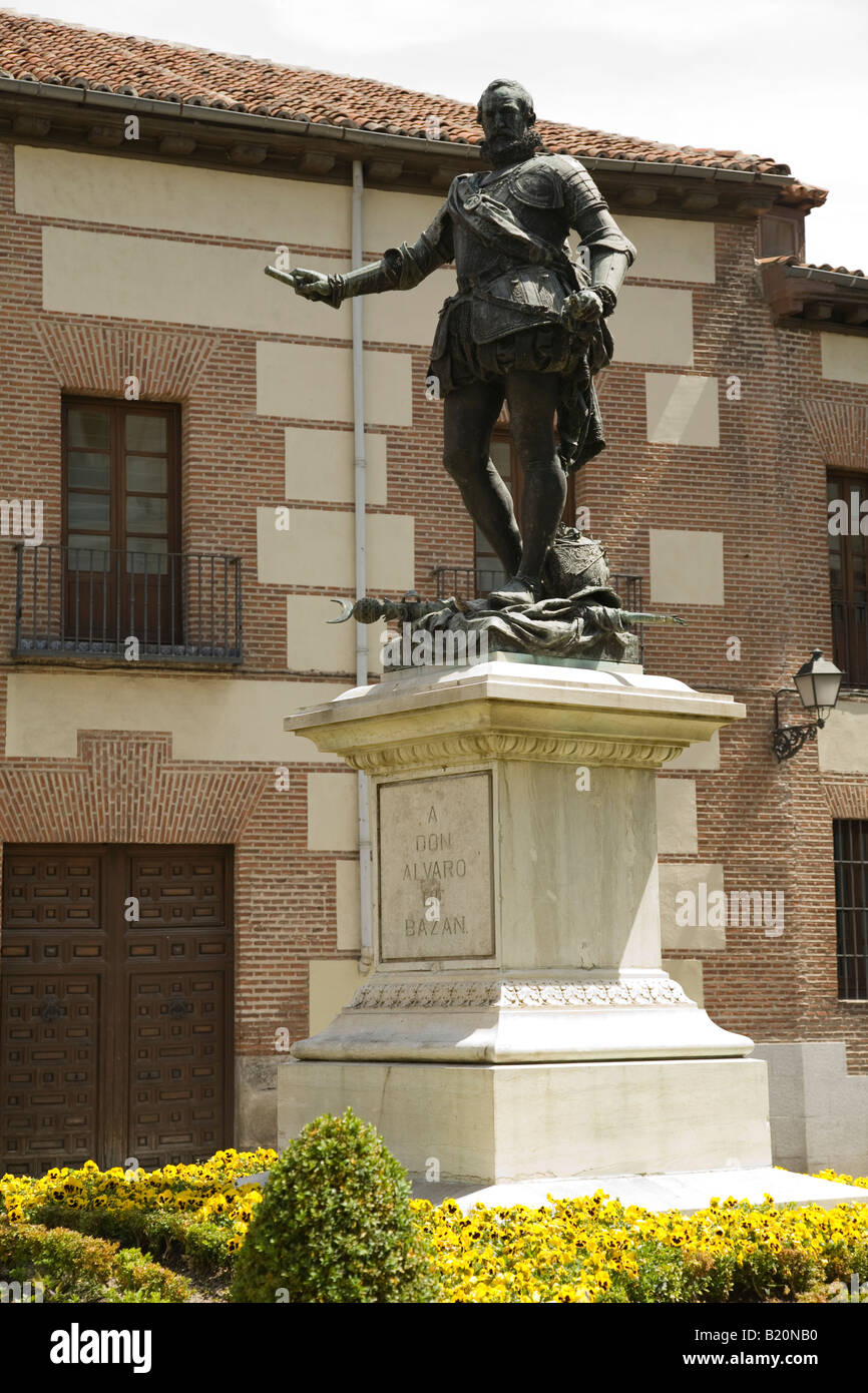 Espagne Madrid Statue de Don Alvaro de Bazan marquis de Santa Cruz sur la Plaza de la Villa Banque D'Images