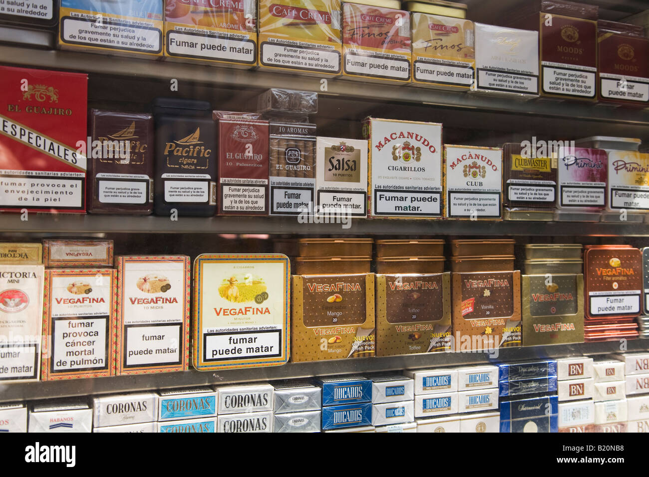 Espagne Madrid paquets de cigarettes affichées en magasin avec les avertissements sanitaires en espagnol Banque D'Images